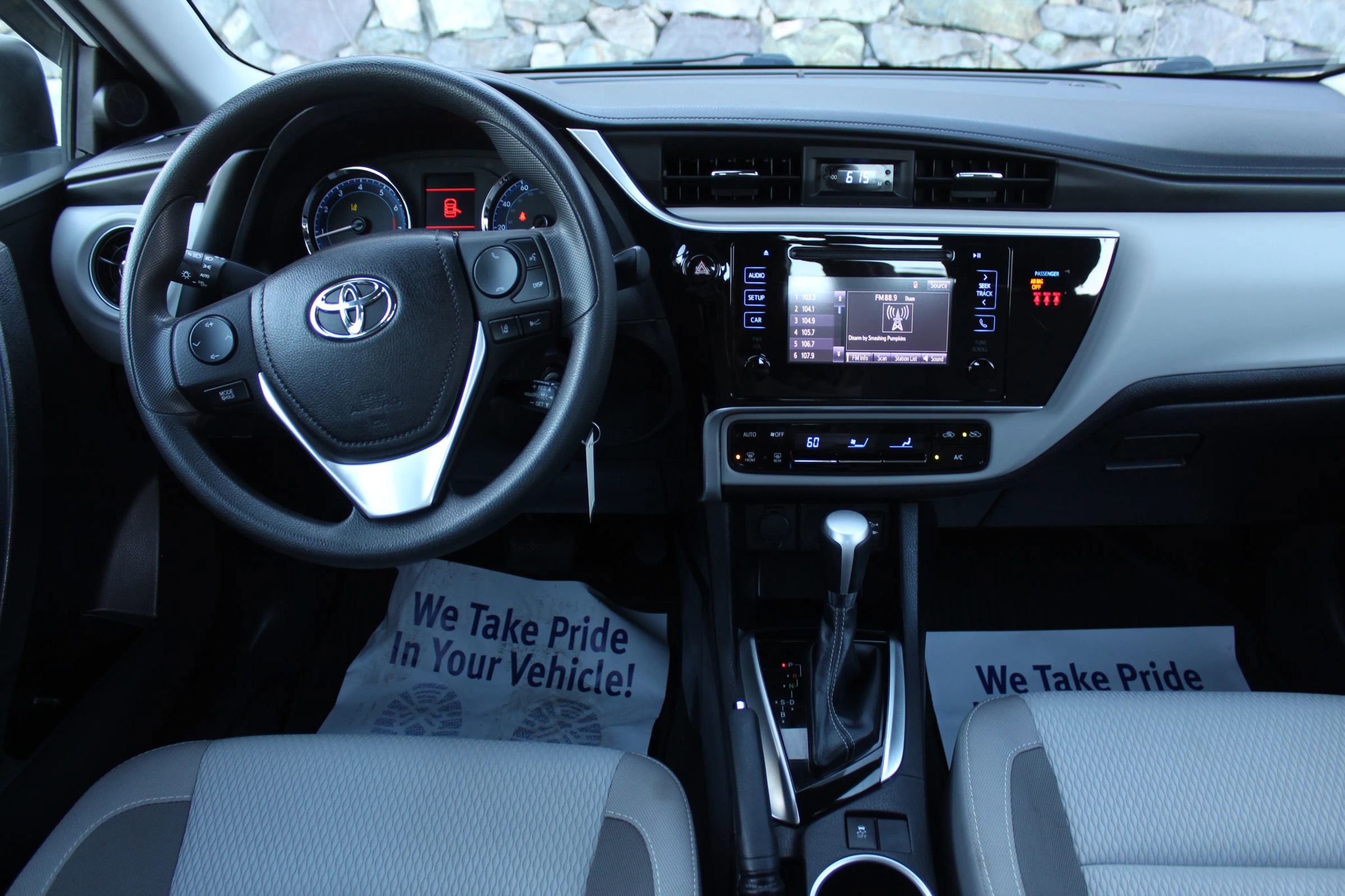 Used 2018 Toyota Corolla LE FWD image 19