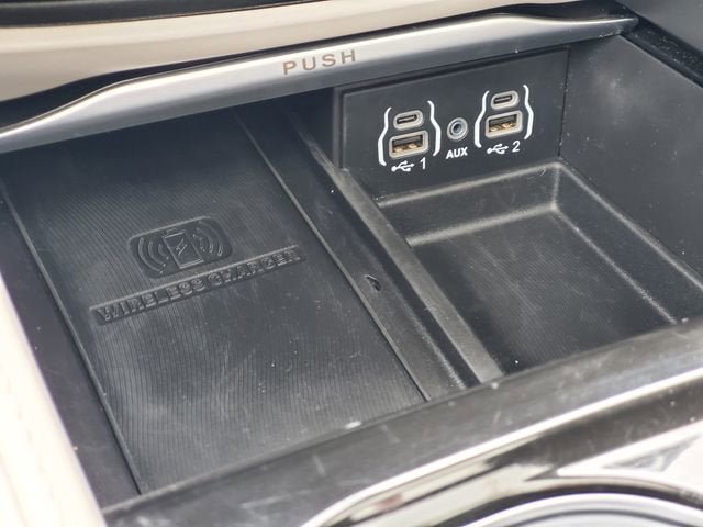 Used 2022 Chrysler Pacifica Limited FWD image 23