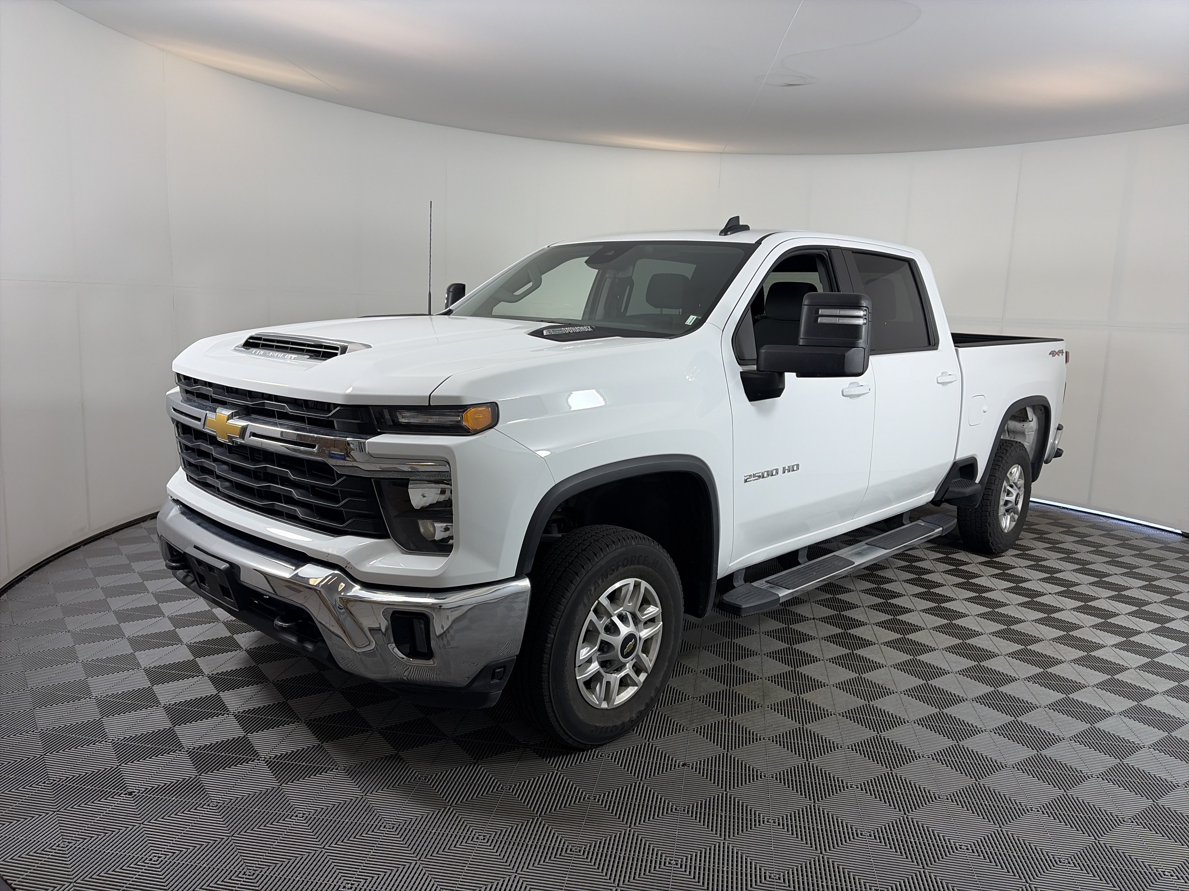 Used 2025 Chevrolet Silverado 2500 LT w/ Convenience Package AWD/4WD image 2