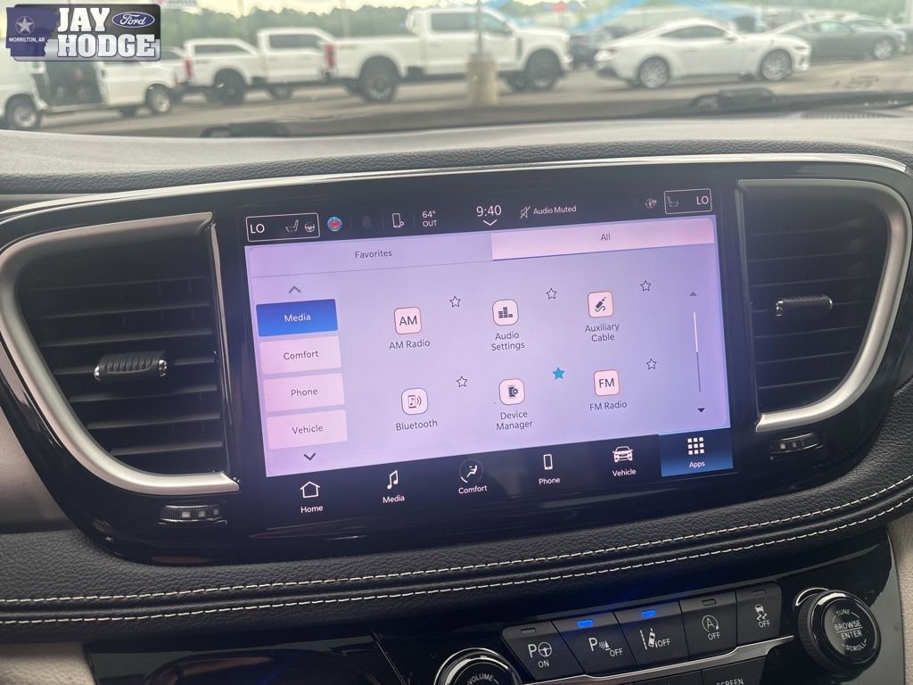 Used 2023 Chrysler Pacifica Touring-L image 27