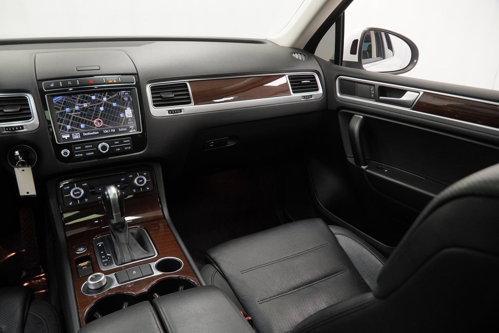 Used 2016 Volkswagen Touareg VR6 image 28