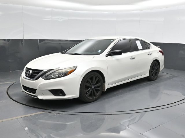 Used 2017 Nissan Altima 2.5 SR w/ Midnight Edition Package FWD image 9
