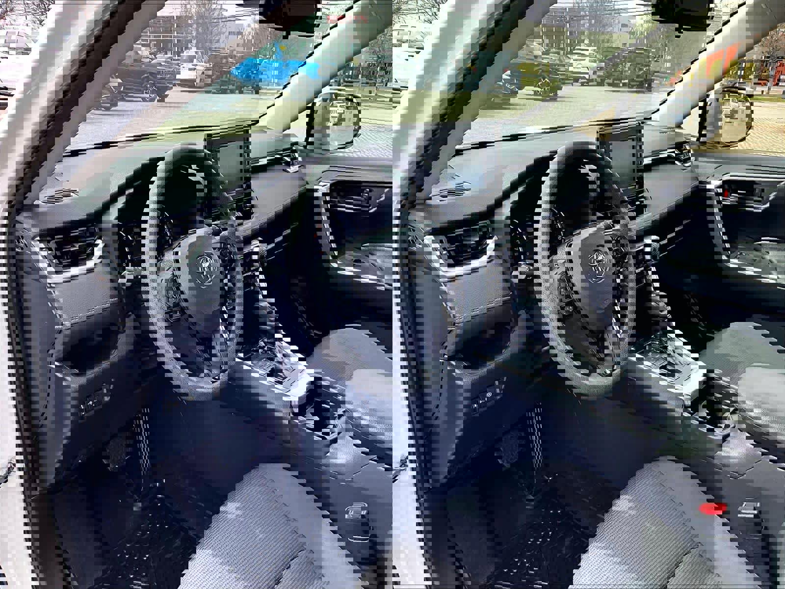 Used 2019 Toyota RAV4 LE image 8