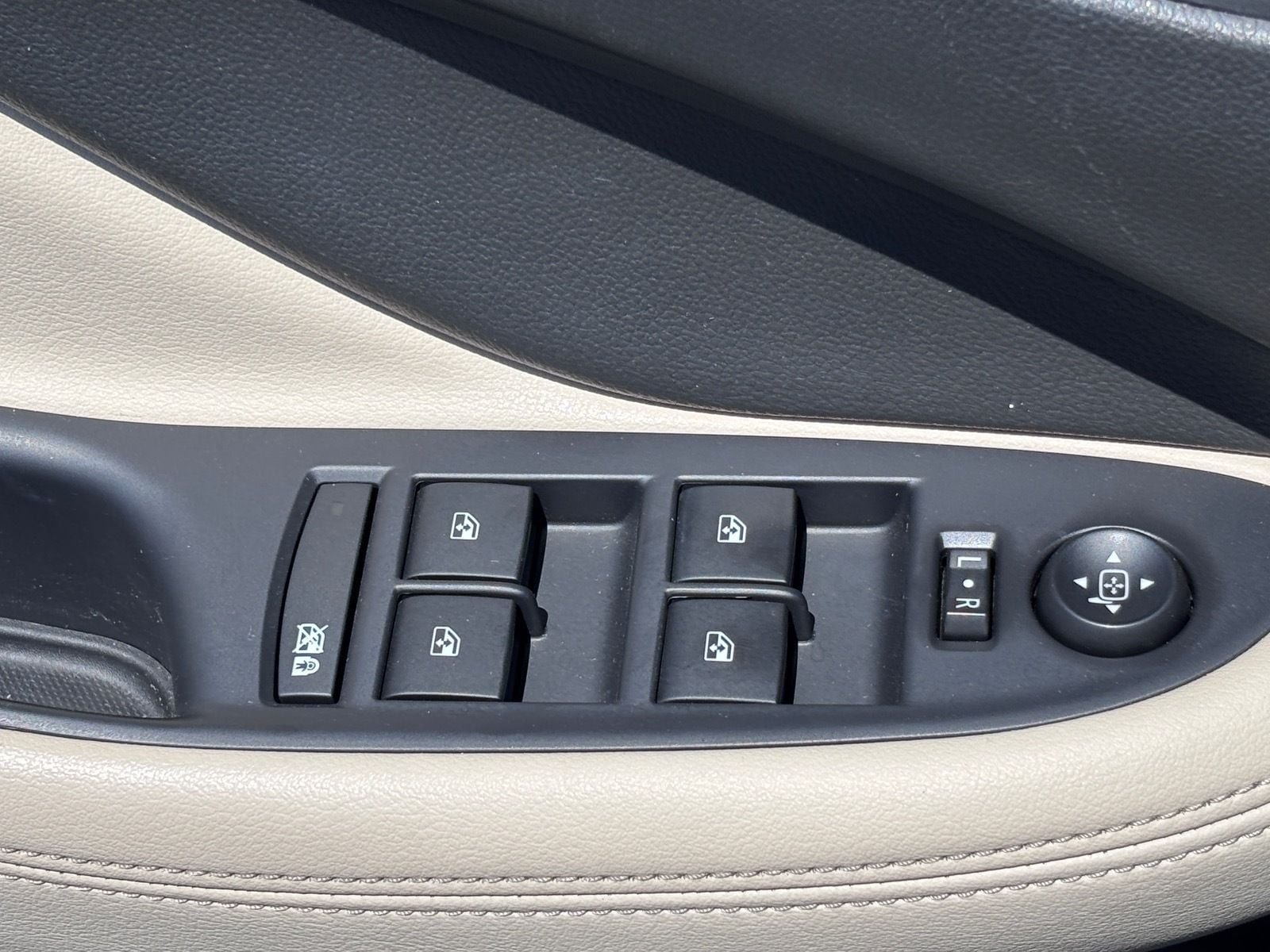 Used 2019 Buick Envision Essence FWD image 21
