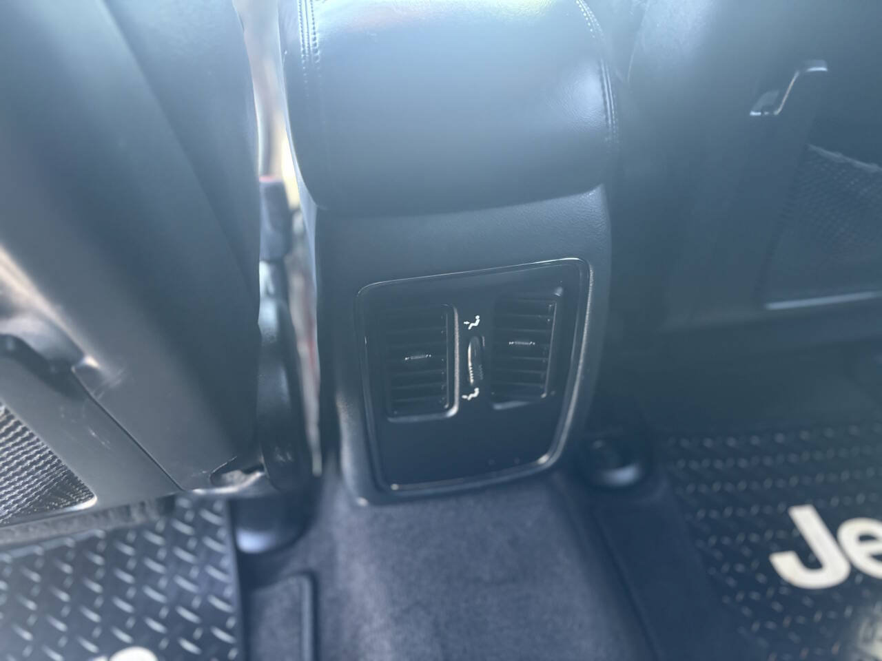 Used 2018 Jeep Grand Cherokee Laredo AWD/4WD image 21