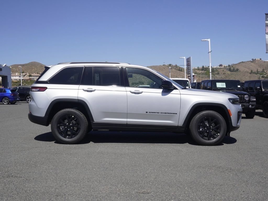 New 2026 Jeep Grand Cherokee Altitude AWD/4WD image 3