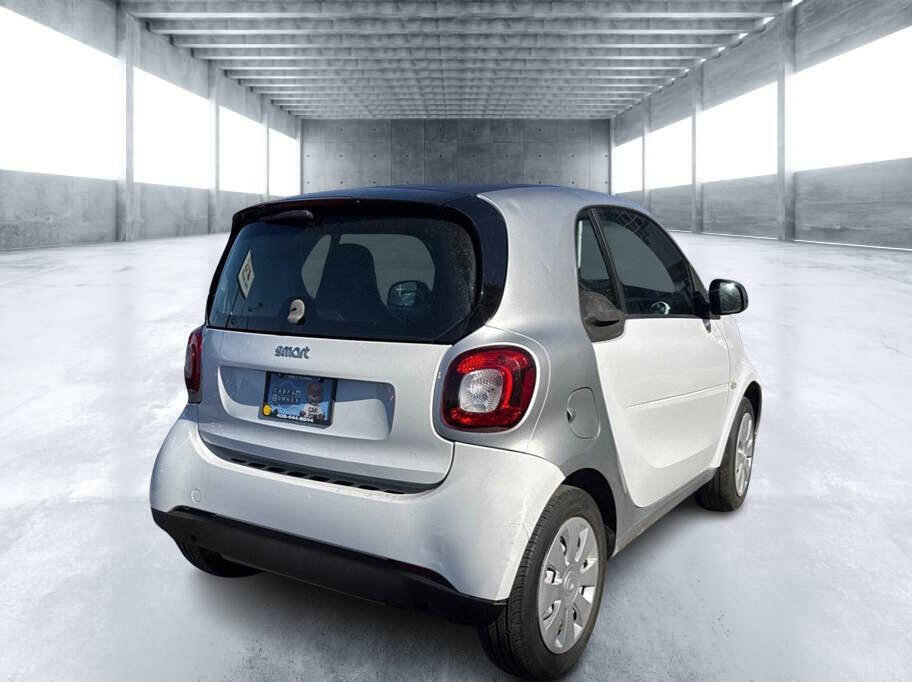 Used 2016 smart fortwo pure RWD image 4