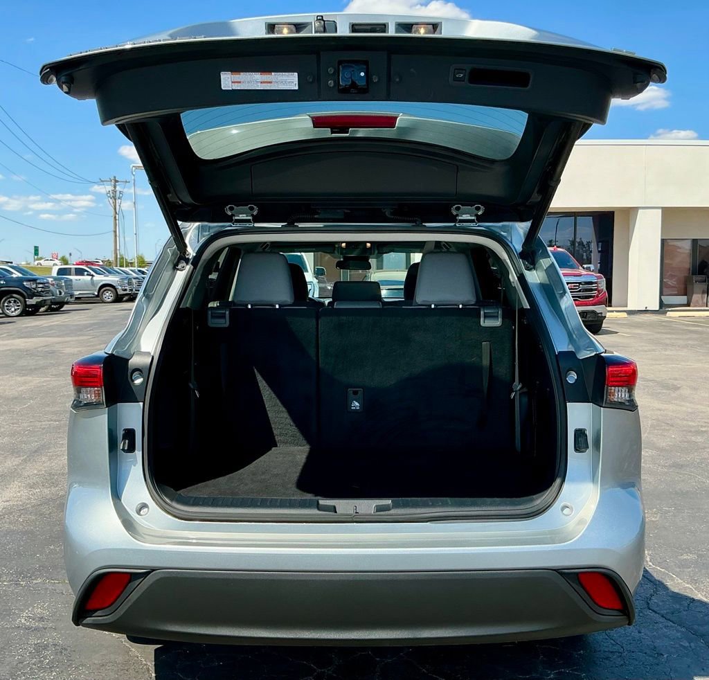 Used 2021 Toyota Highlander LE image 18