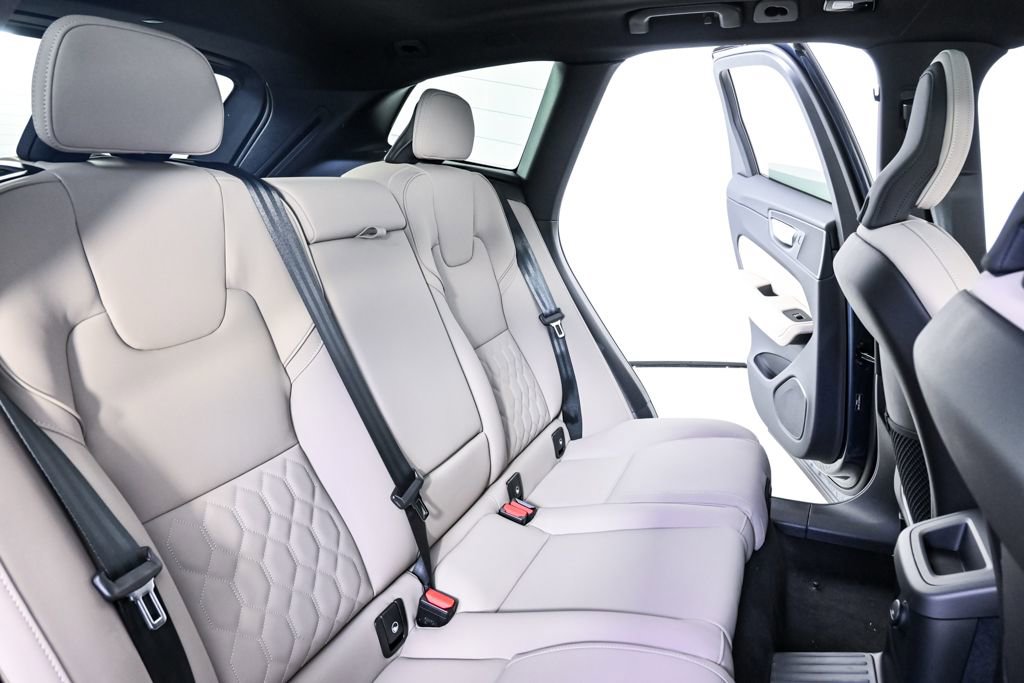 New 2026 Volvo XC60 T8 Core w/ Climate Package PRO image 20