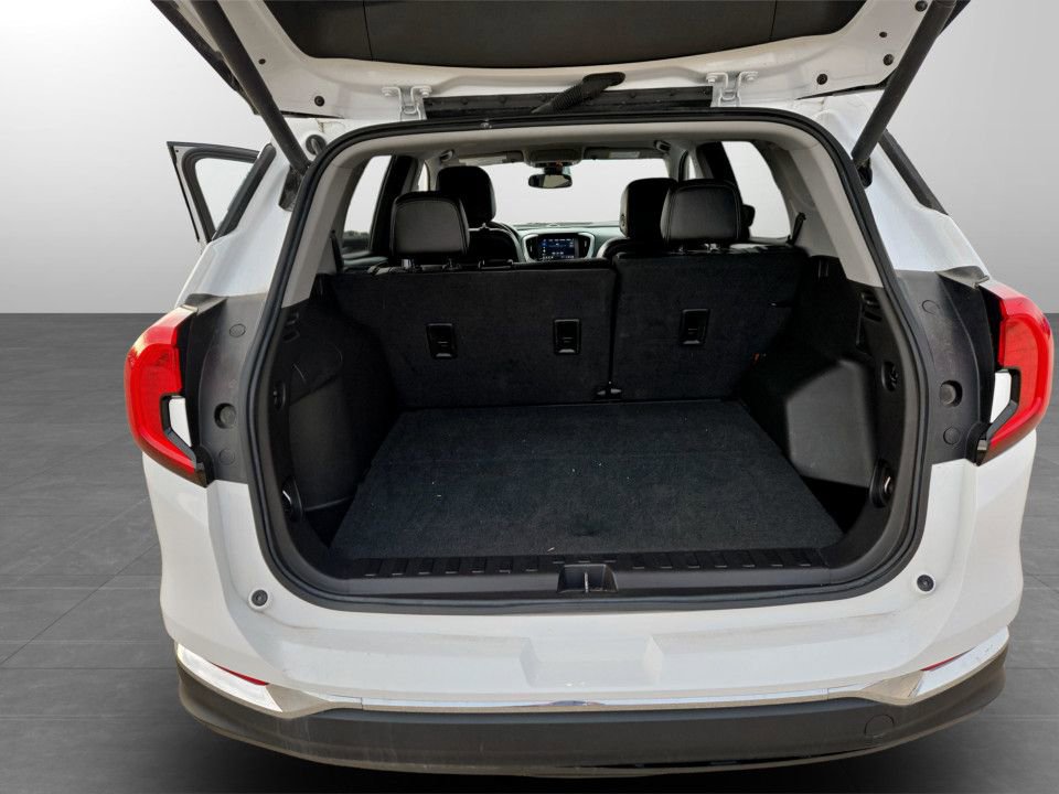 Used 2024 GMC Terrain SLT image 33