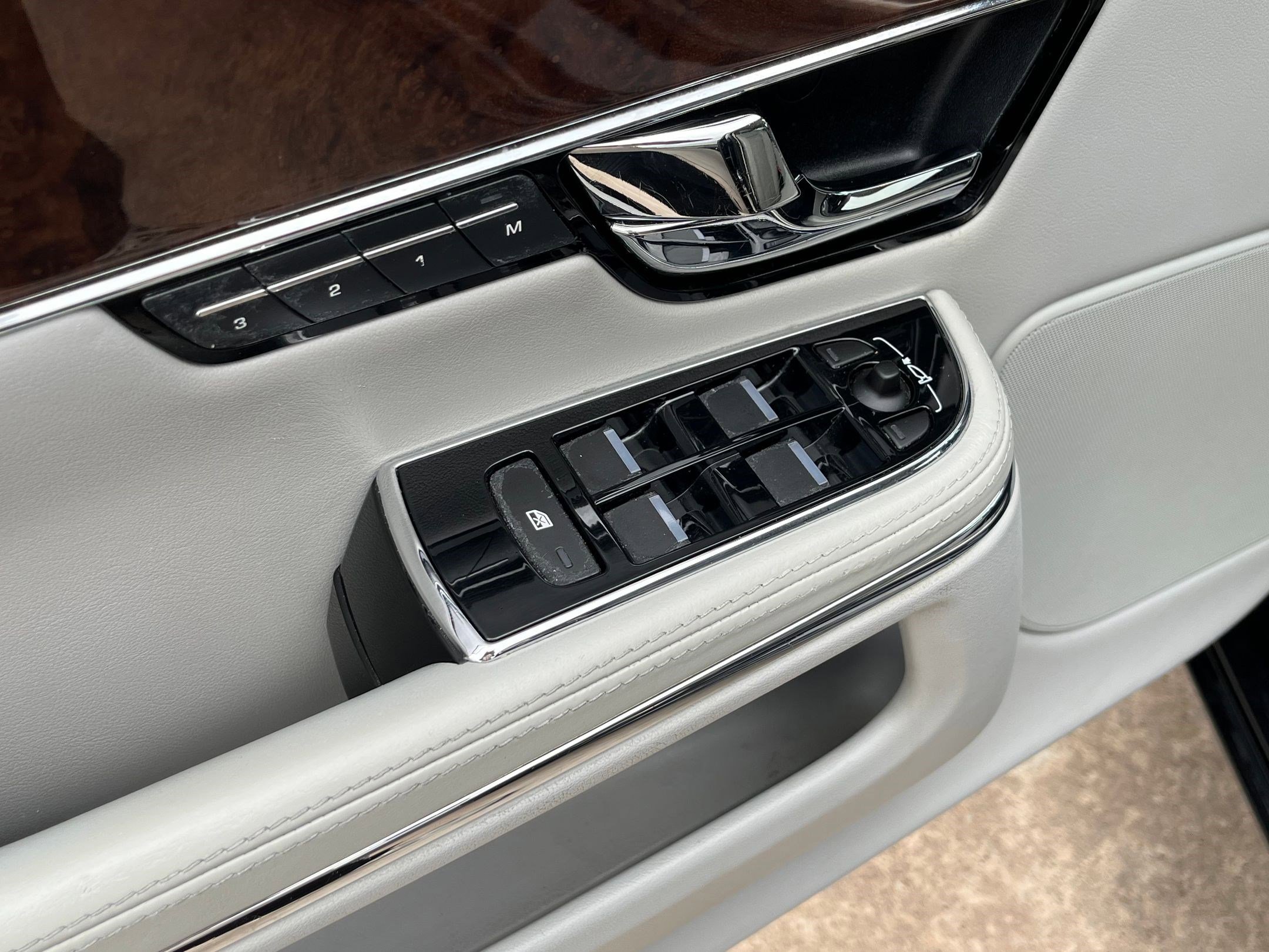 Used 2013 Jaguar XJ image 29