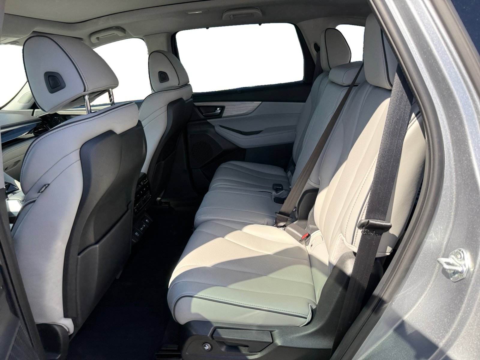 Used 2023 Acura MDX SH-AWD w/ Advance Package image 16