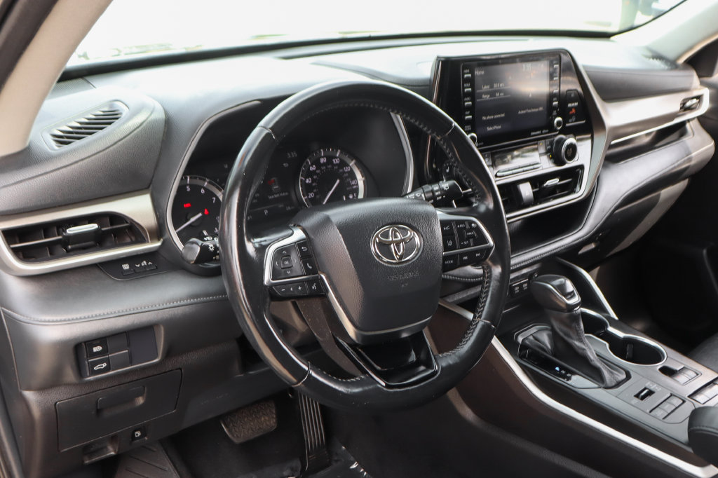 Used 2021 Toyota Highlander XLE AWD/4WD image 20