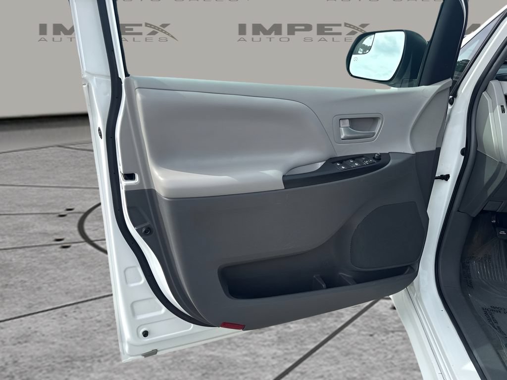 Used 2015 Toyota Sienna LE AWD/4WD image 19