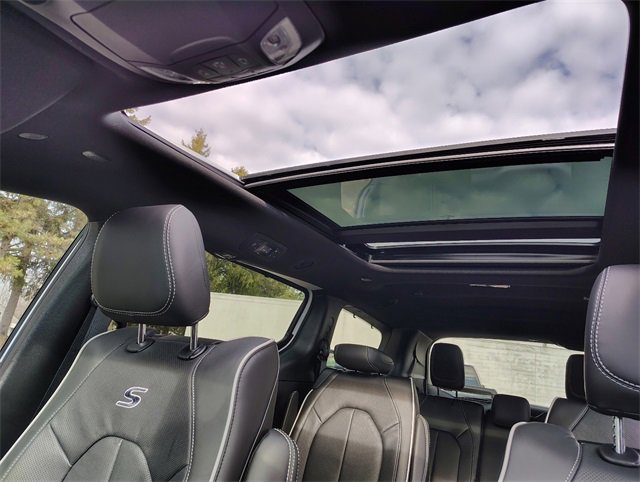 New 2026 Chrysler Pacifica Limited w/ Uconnect Theater Family Group image 5