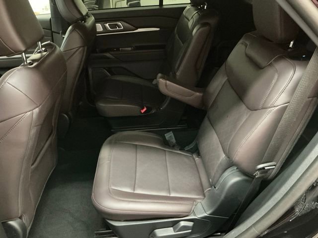 Used 2025 Ford Explorer Platinum RWD image 13