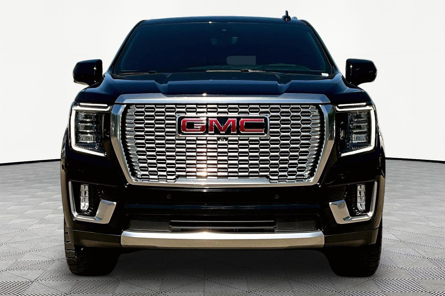 Used 2021 GMC Yukon Denali w/ Denali Premium Package AWD/4WD image 2