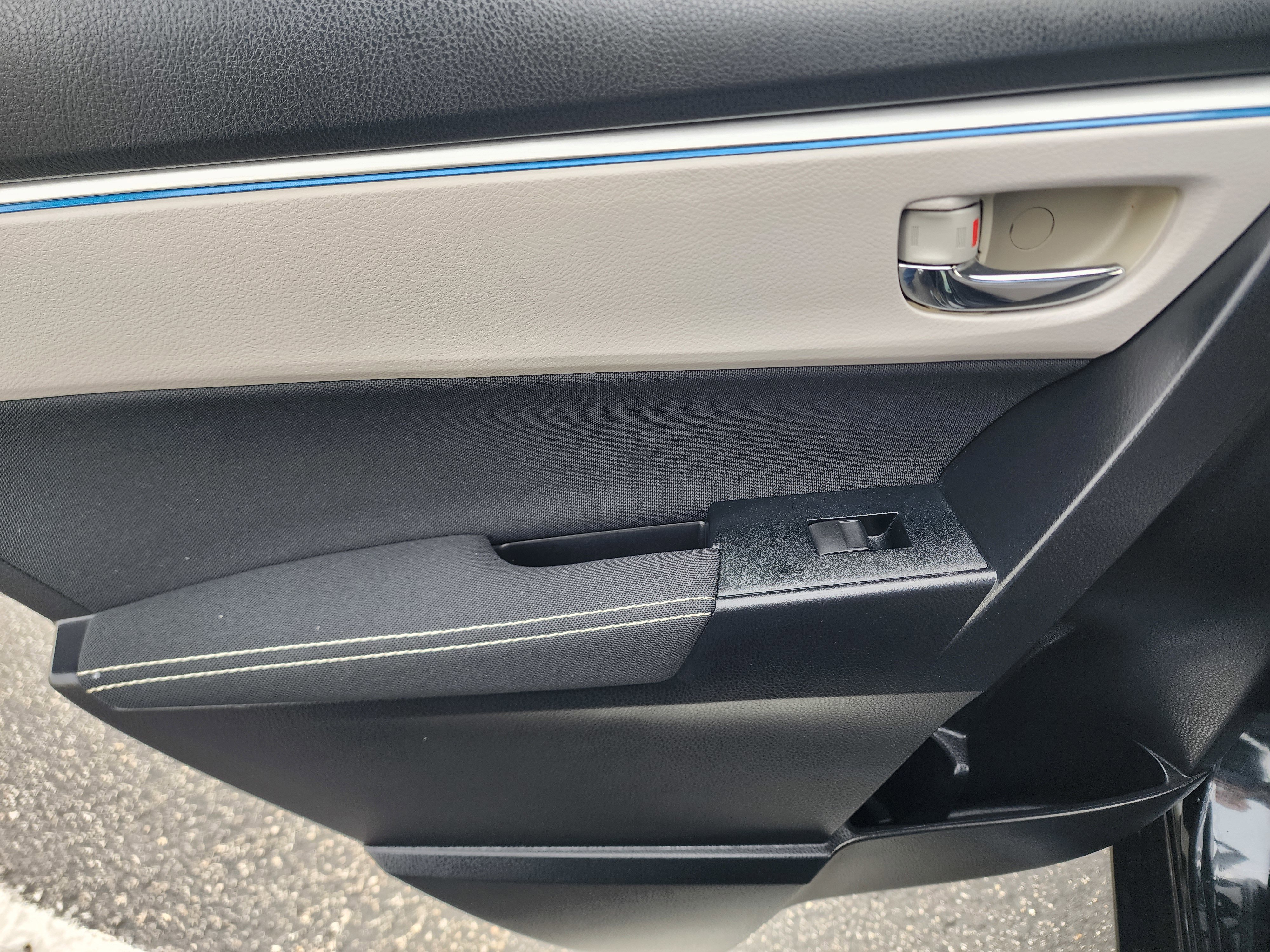 Used 2016 Toyota Corolla LE FWD image 17