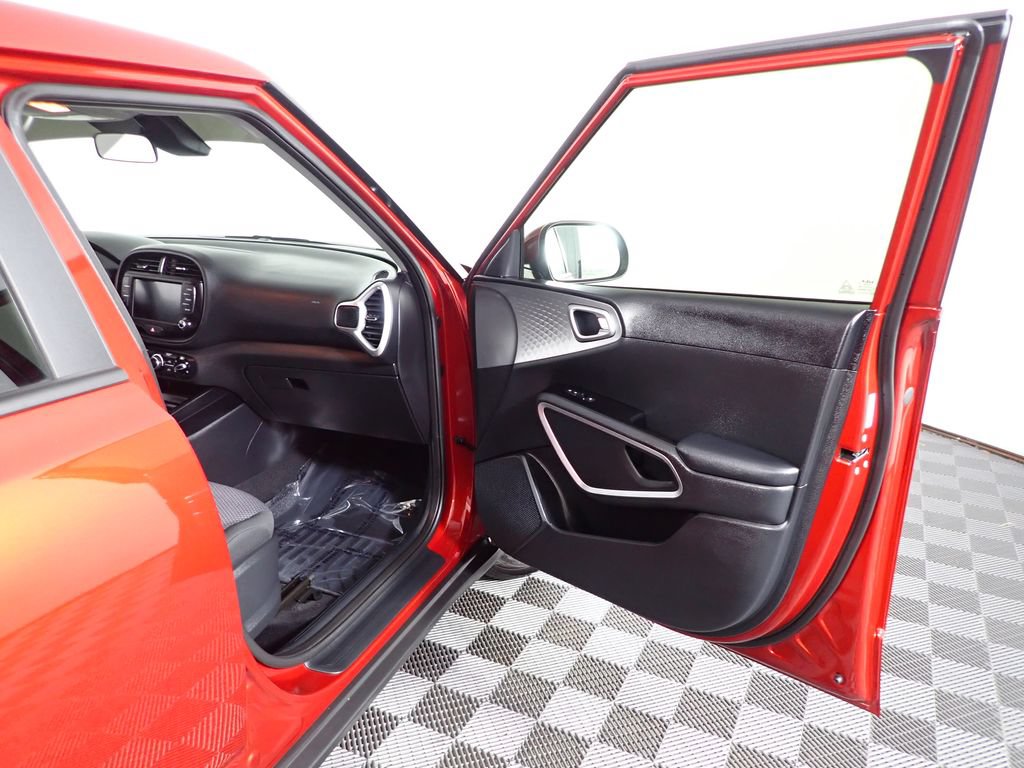 Used 2025 Kia Soul LX FWD image 32