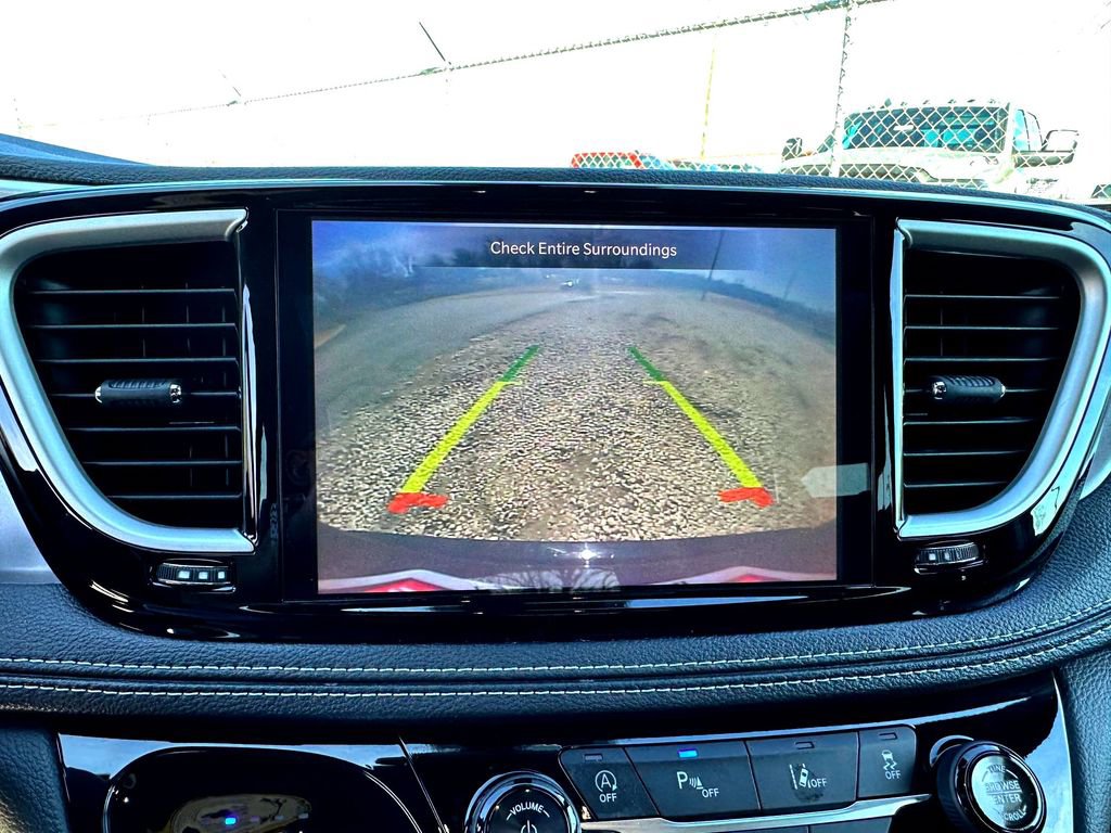 Used 2024 Chrysler Pacifica Touring FWD image 17