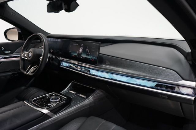 Used 2025 BMW 740i xDrive image 16