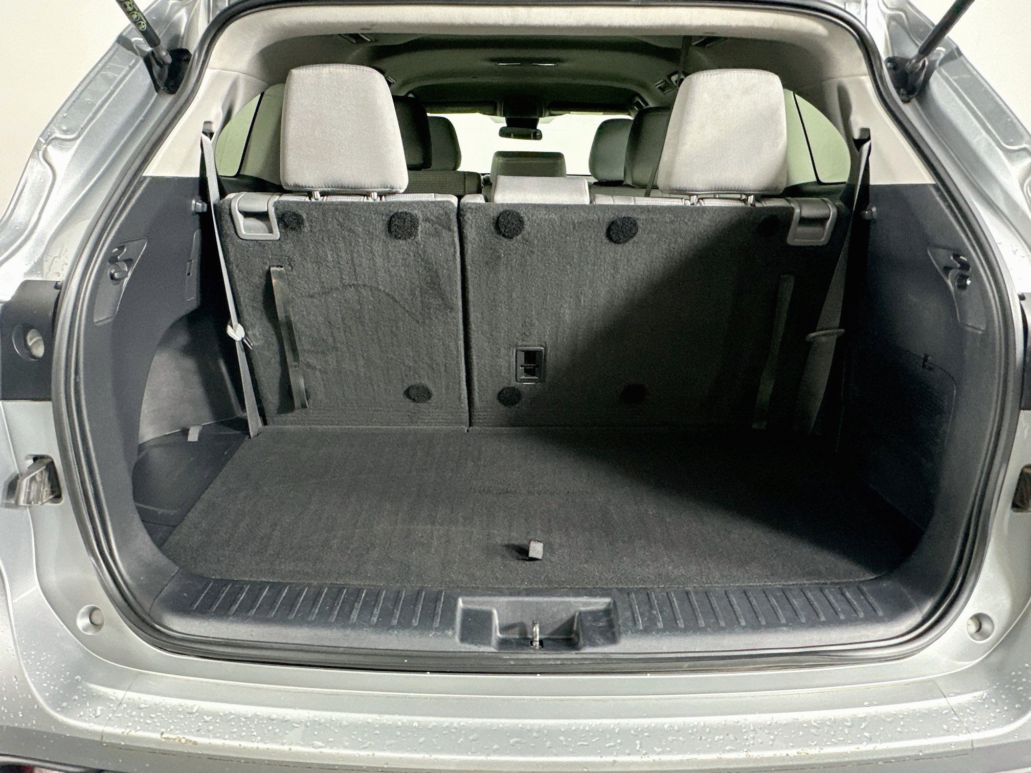 Used 2020 Toyota Highlander L FWD image 28