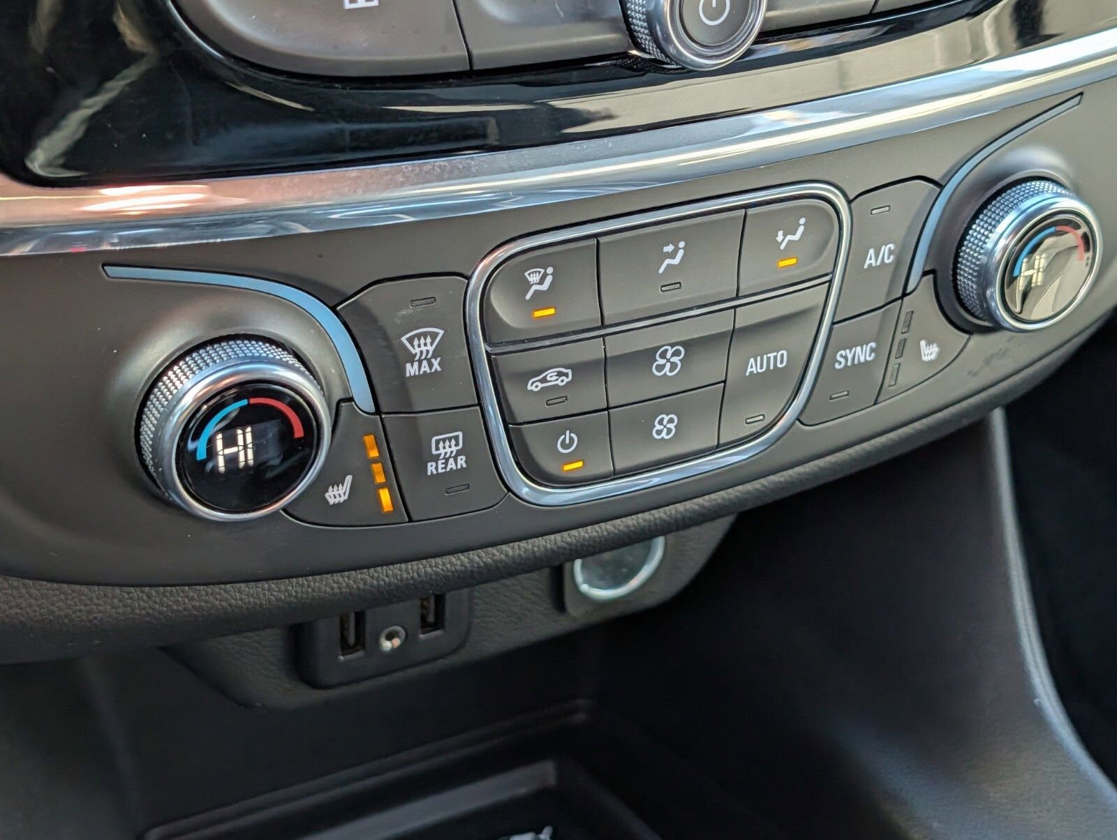 Used 2022 Chevrolet Traverse LT image 8