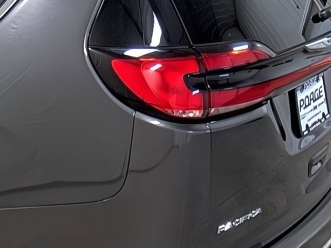 Used 2022 Chrysler Pacifica Touring-L image 10