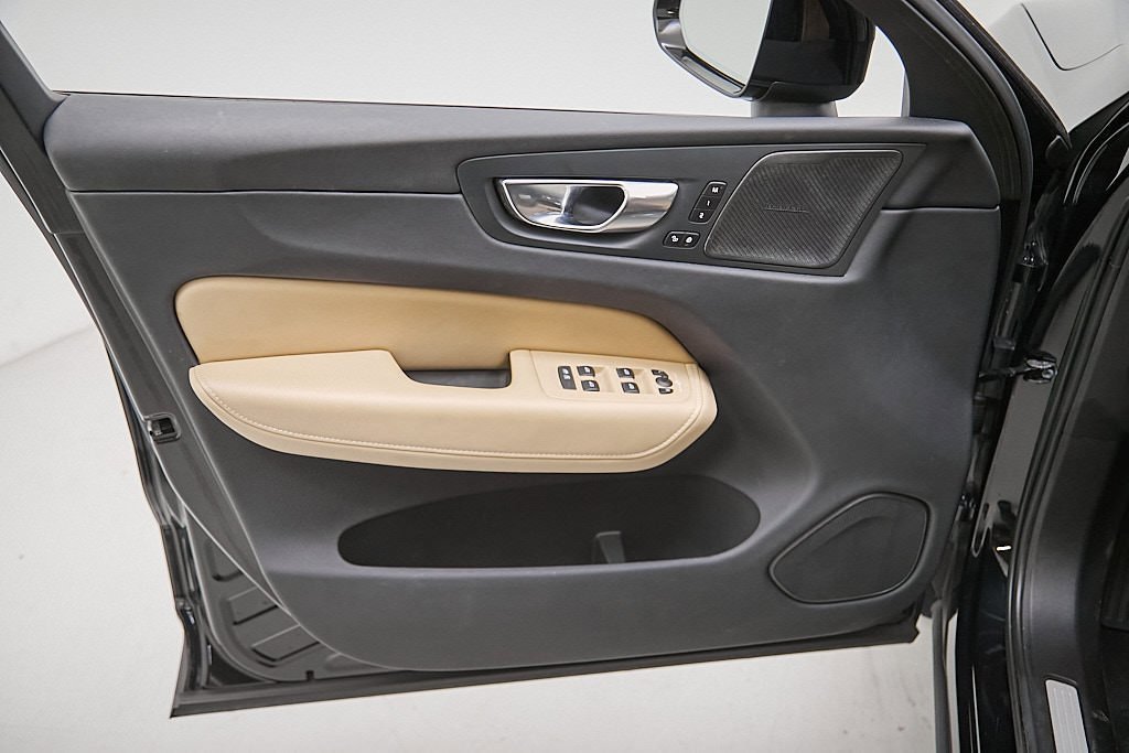 Certified 2023 Volvo XC60 B5 Ultimate w/ Protection Package Premier image 10