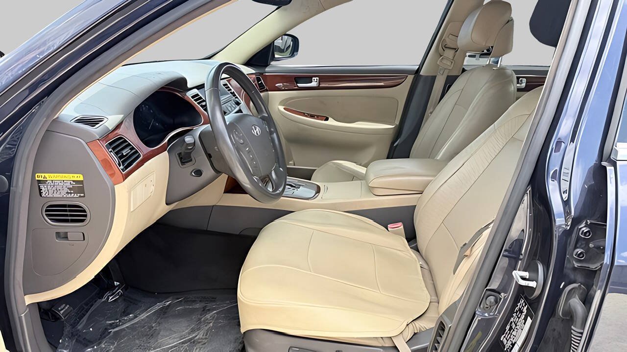 Used 2013 Hyundai Genesis 3.8 RWD image 17