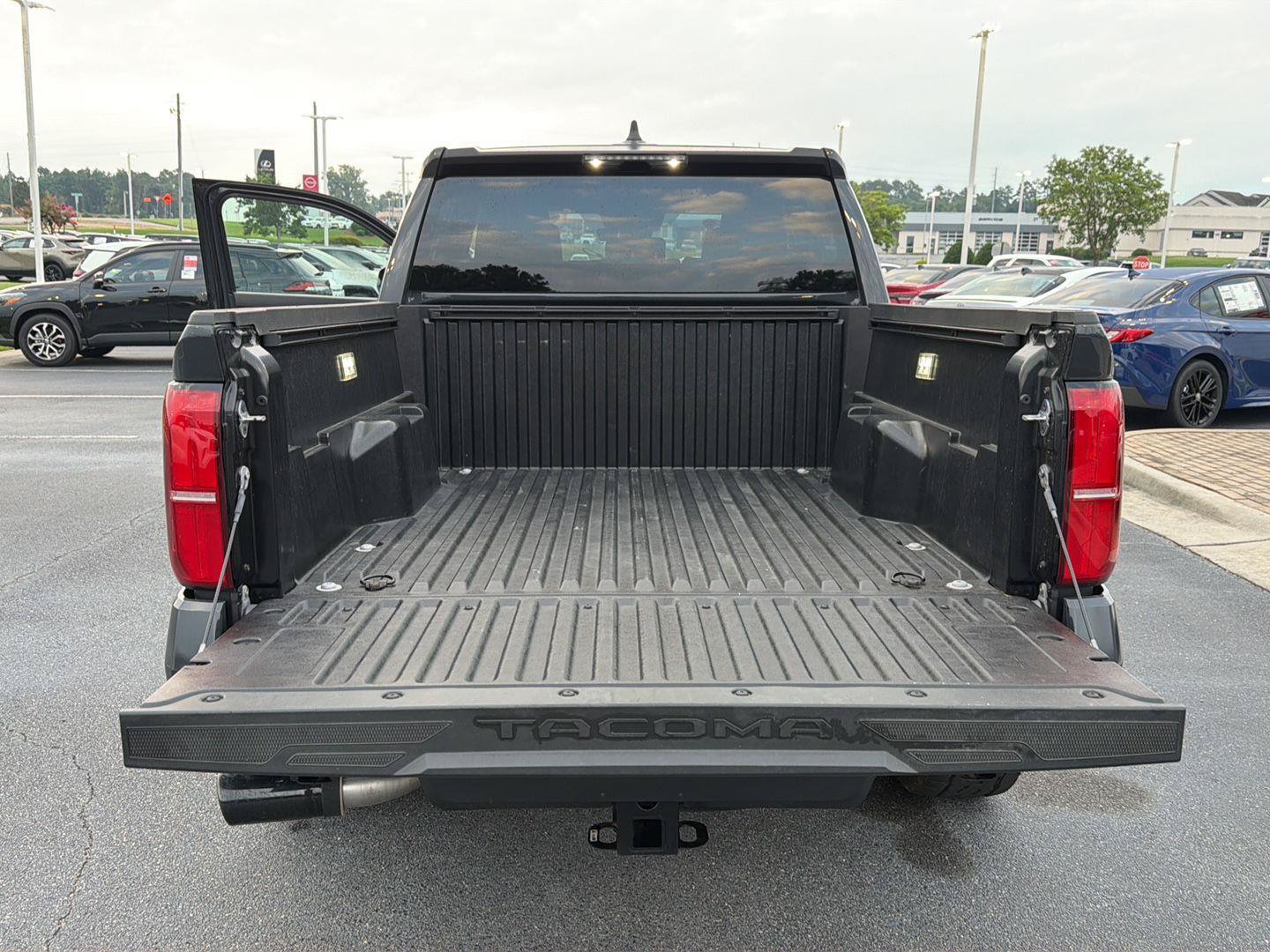 Certified 2025 Toyota Tacoma SR5 AWD/4WD image 32