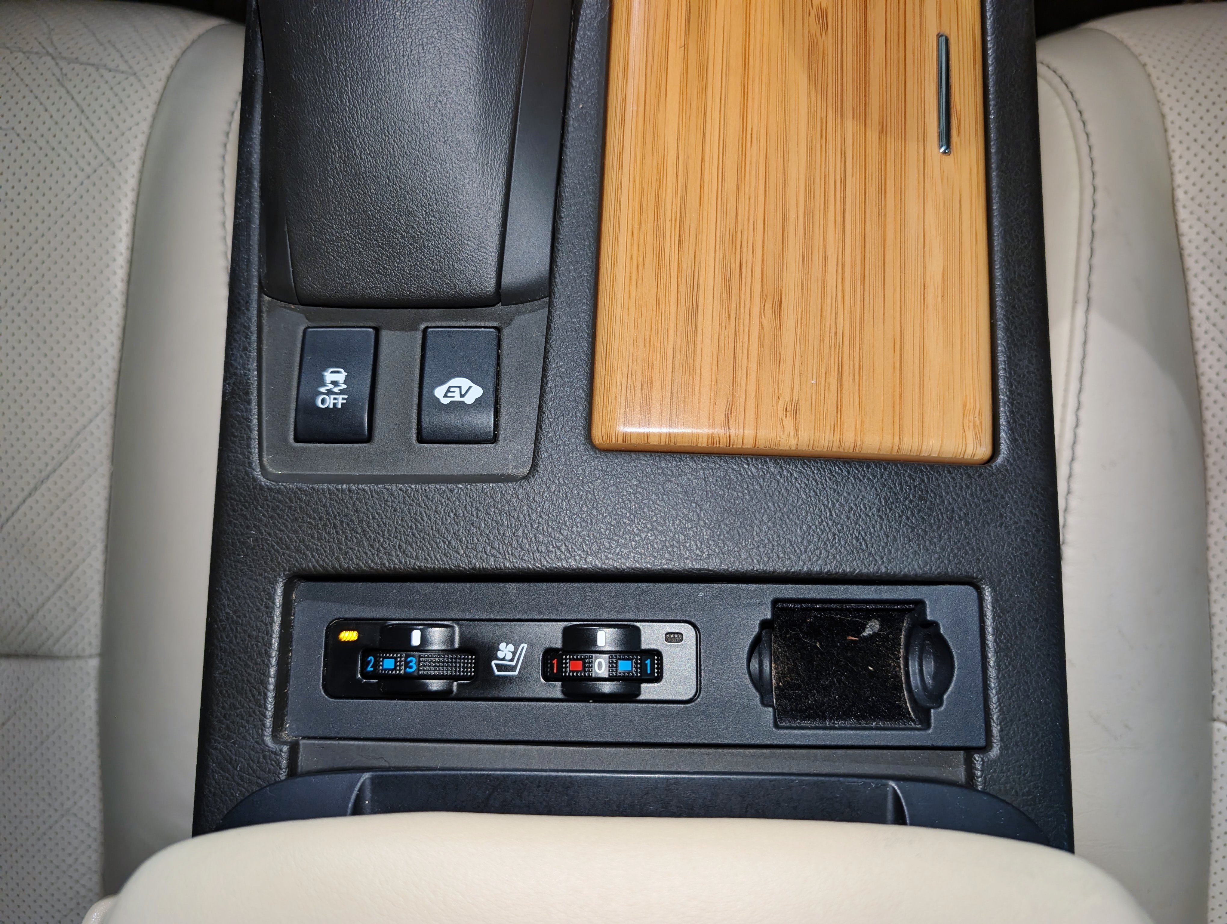Used 2015 Lexus RX 450h AWD image 43