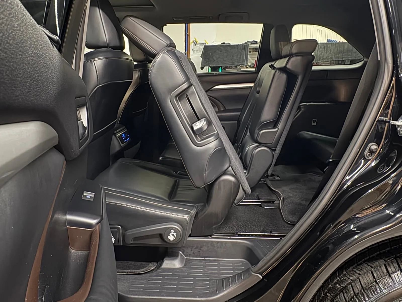 Used 2015 Toyota Highlander XLE image 27