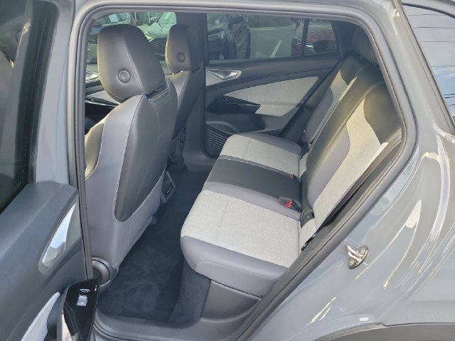 Certified 2024 Volkswagen ID.4 Pro RWD image 10