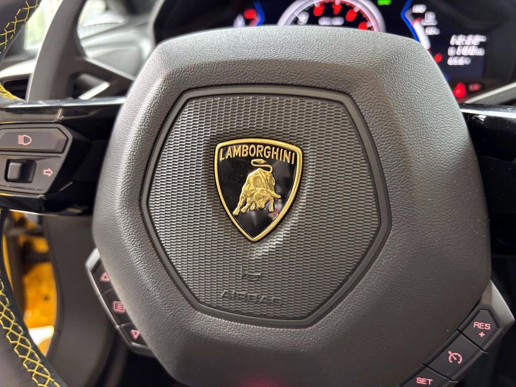 Used 2024 Lamborghini Huracan EVO image 37