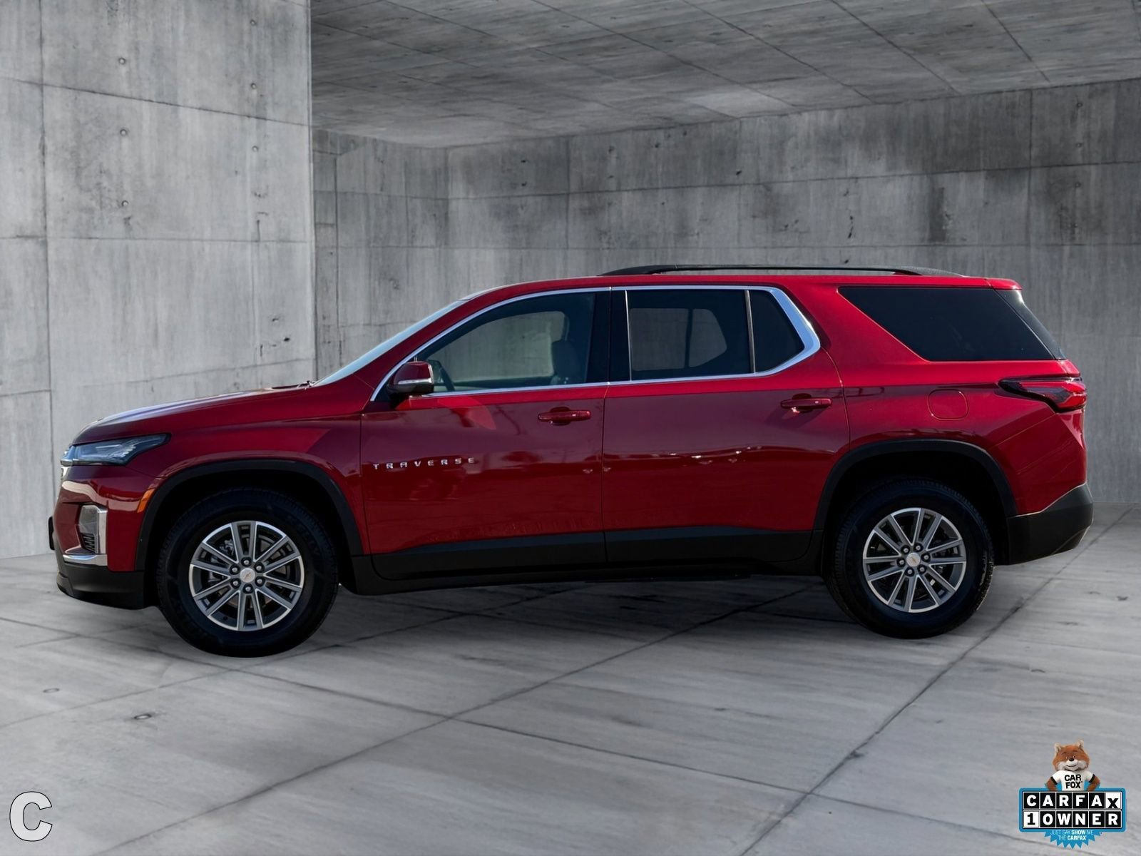 Used 2023 Chevrolet Traverse LT FWD image 2