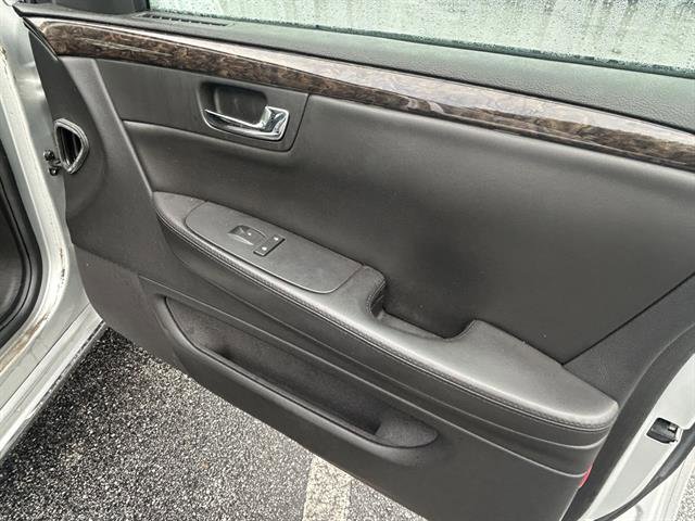 Used 2011 Cadillac DTS Limousine image 22