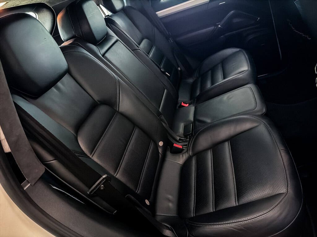 Used 2013 Porsche Cayenne Turbo w/ Premium Pkg Plus AWD/4WD image 25