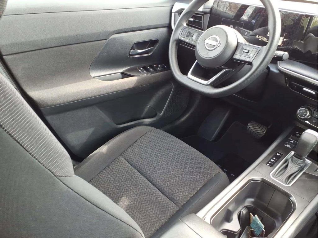 Used 2025 Nissan Kicks S image 9