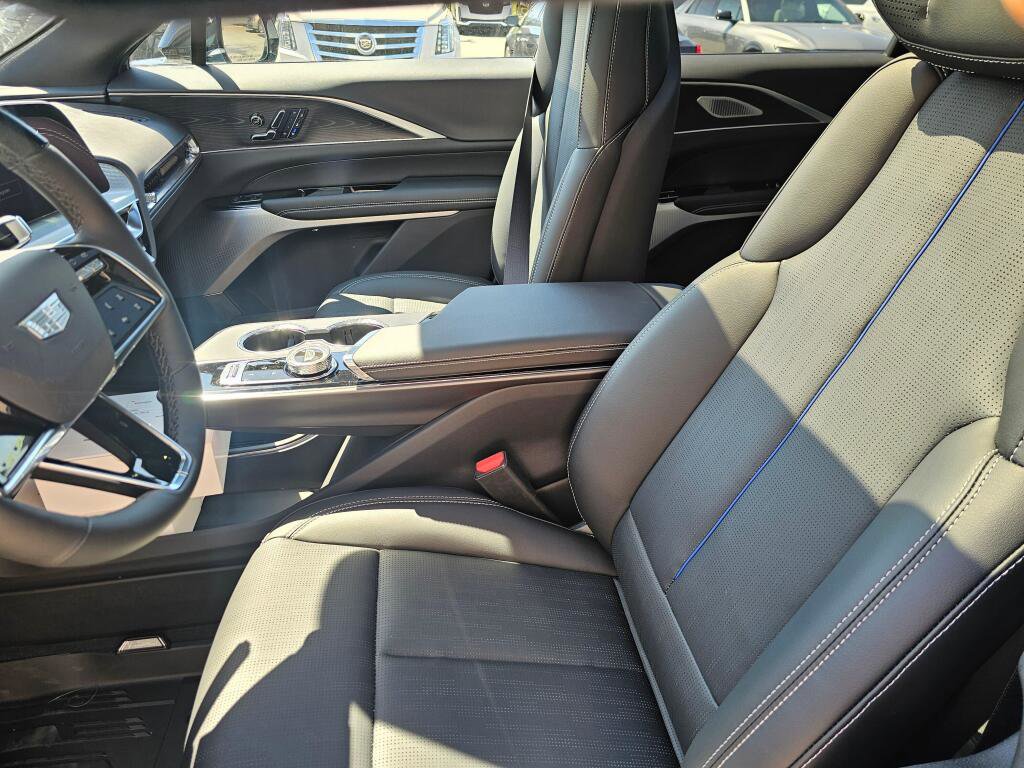 New 2026 Cadillac Lyriq Signature Sport w/ LPO, ONYX Package AWD/4WD image 25