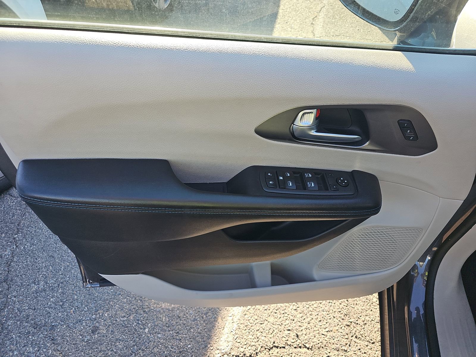 Used 2021 Chrysler Pacifica Touring-L image 13