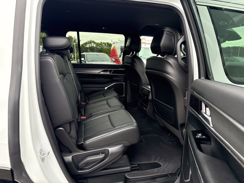 Certified 2025 Jeep Wagoneer 4WD image 29