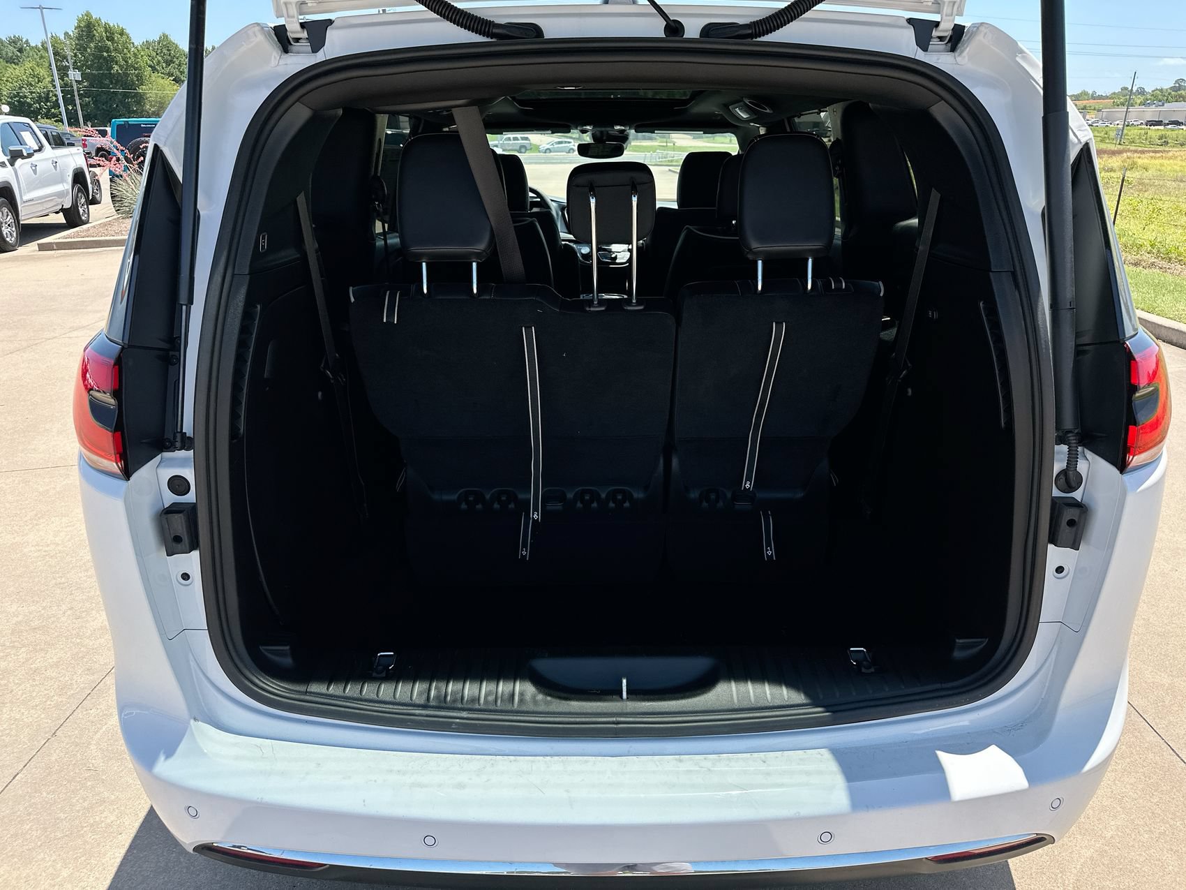 Used 2026 Chrysler Pacifica Limited FWD image 25