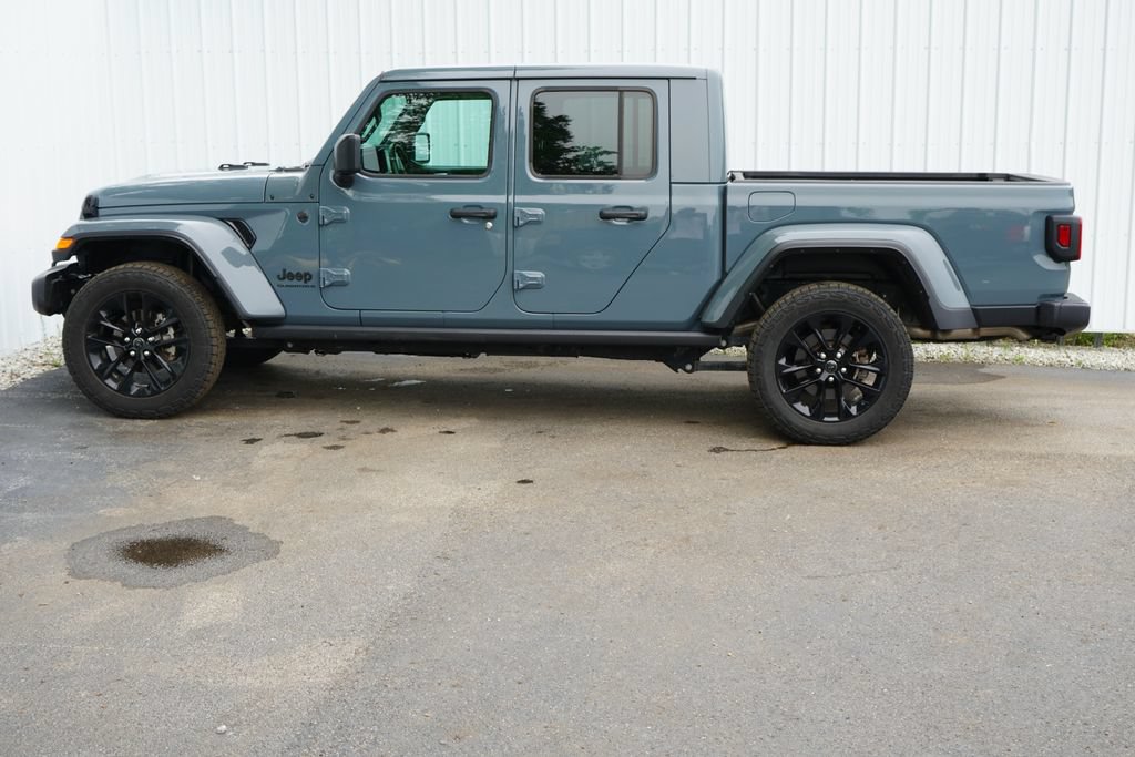 Used 2024 Jeep Gladiator Sport AWD/4WD image 3