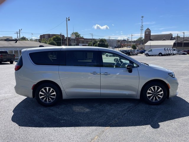 Used 2024 Chrysler Pacifica Select image 4