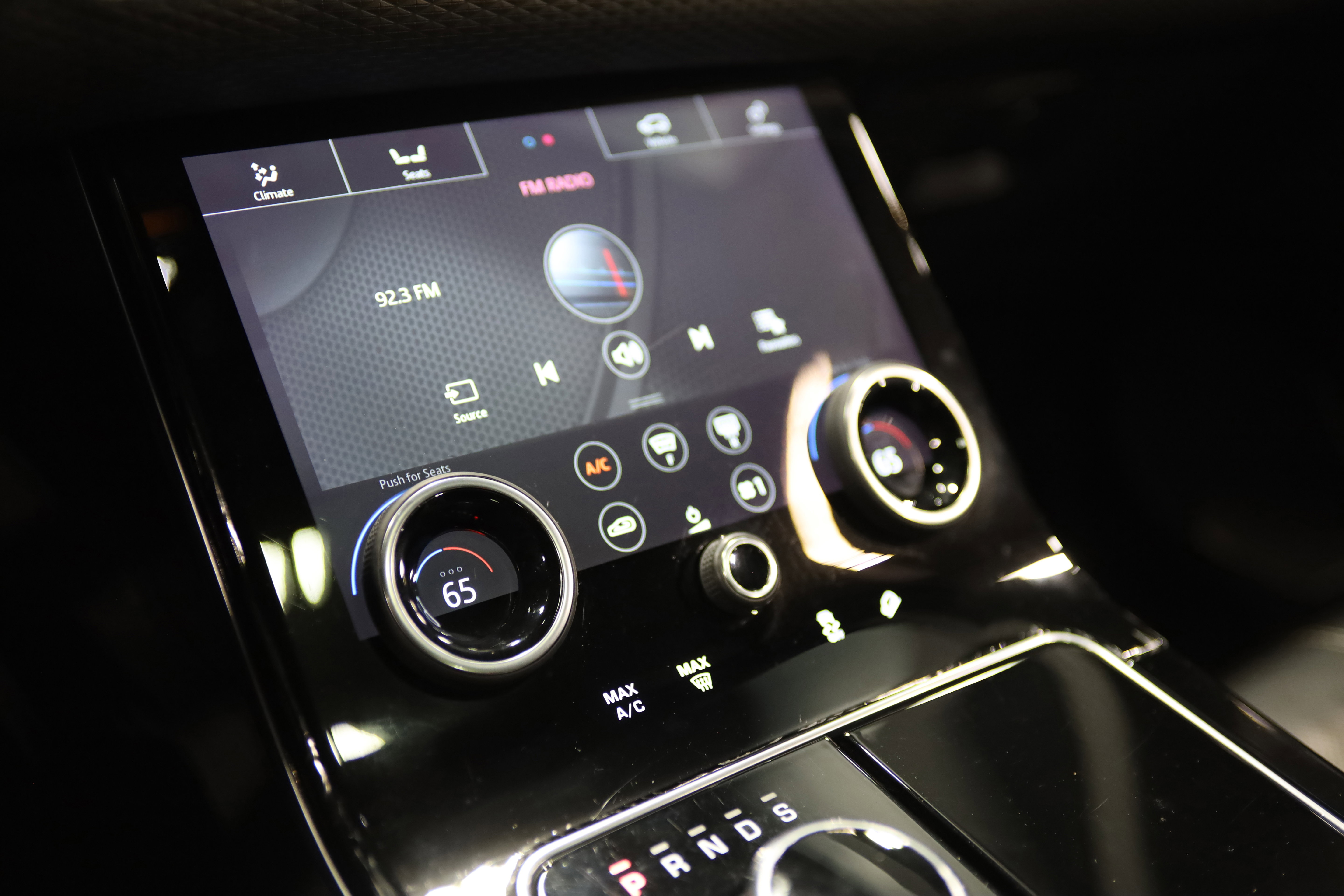 Used 2019 Land Rover Range Rover Velar R-Dynamic SE image 28