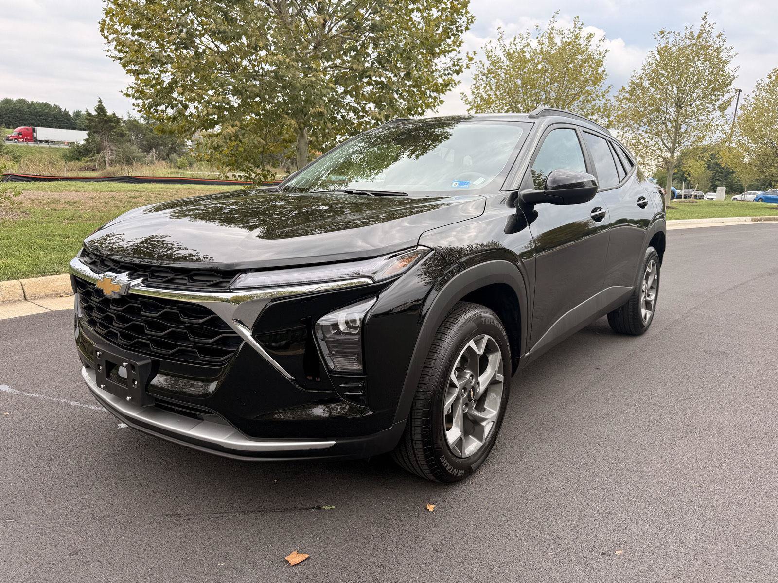 Used 2025 Chevrolet Trax LT FWD image 2