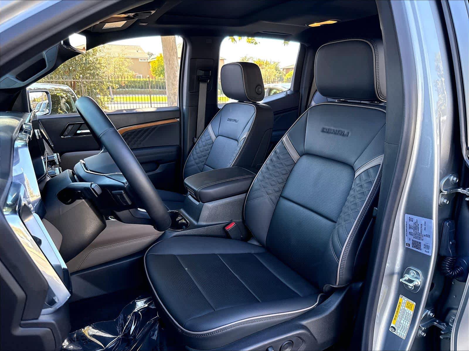 Used 2025 GMC Canyon Denali AWD/4WD image 21