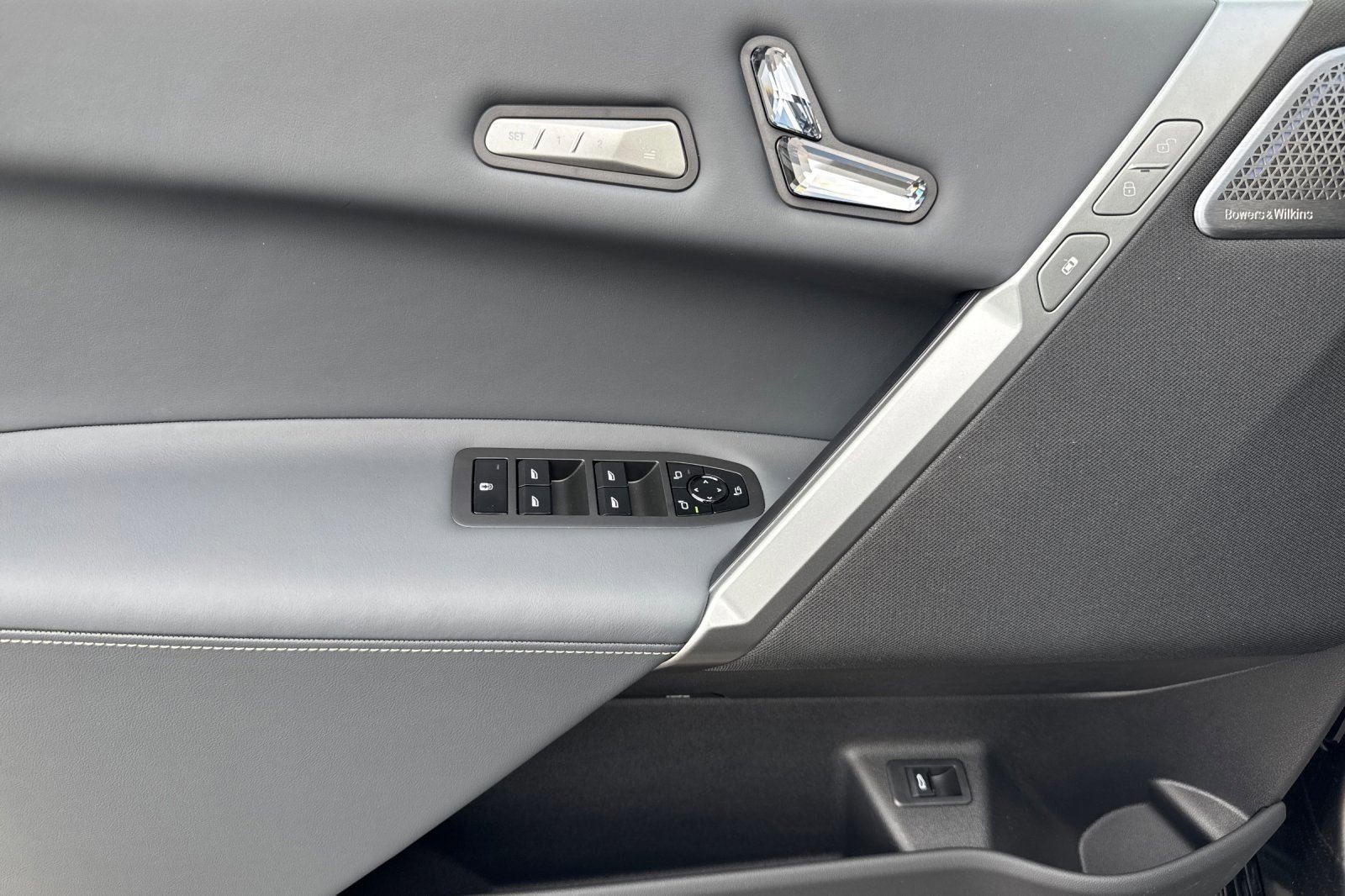 New 2026 BMW iX M70 image 12