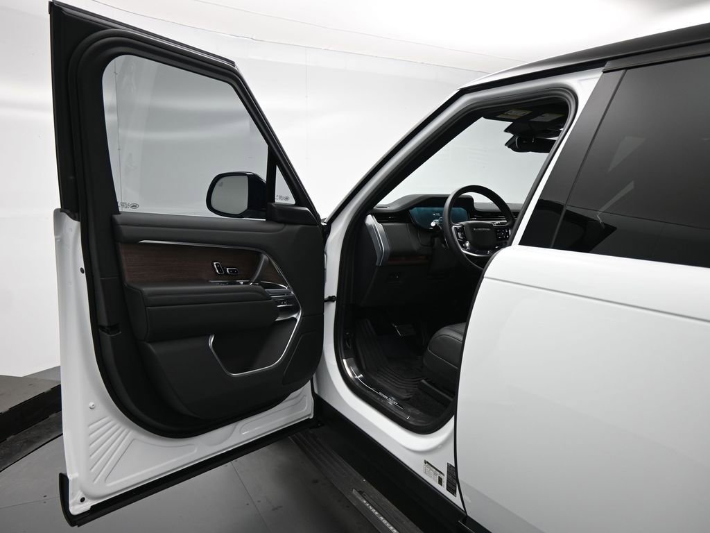 Used 2025 Land Rover Range Rover SE image 7